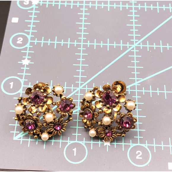Vintage Lisner Earrings Screw Back Purple Rhinestone Faux Pearl Flower Gold Tone - Picture 8 of 8